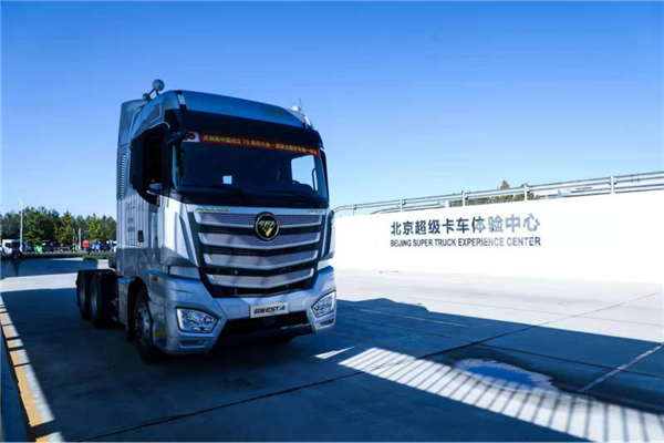 【卡车新势力】当“百万大咖”遇上国庆彩车，欧曼百万公里名人堂搞出新“名堂”(1)233.png