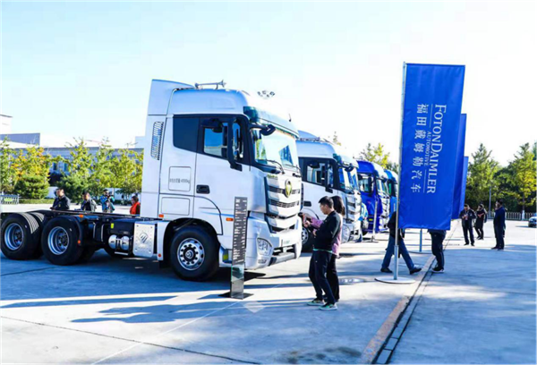 【卡车新势力】当“百万大咖”遇上国庆彩车，欧曼百万公里名人堂搞出新“名堂”(1)586.png
