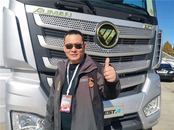 【卡车新势力】当“百万大咖”遇上国庆彩车，欧曼百万公里名人堂搞出新“名堂”(1)1219.png