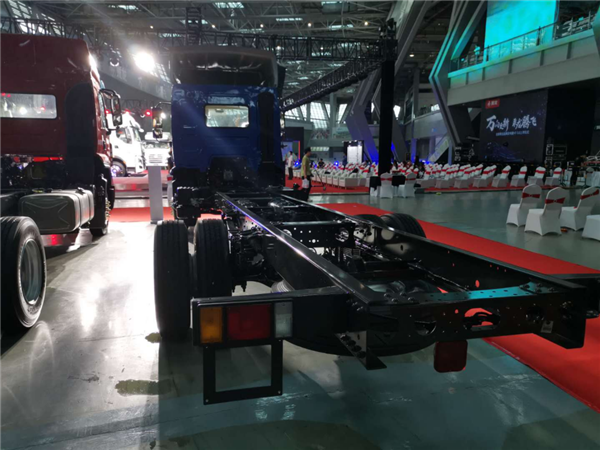 国六时代多拉快跑的典范，新款乘龙M3大马力中卡载货车579.png
